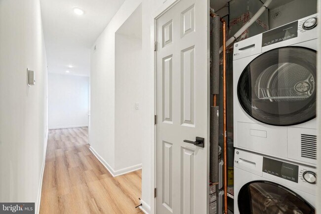 Building Photo - 2039 N Front St