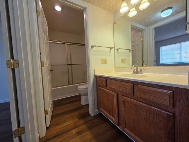 Building Photo - Charming 2 bedroom condo