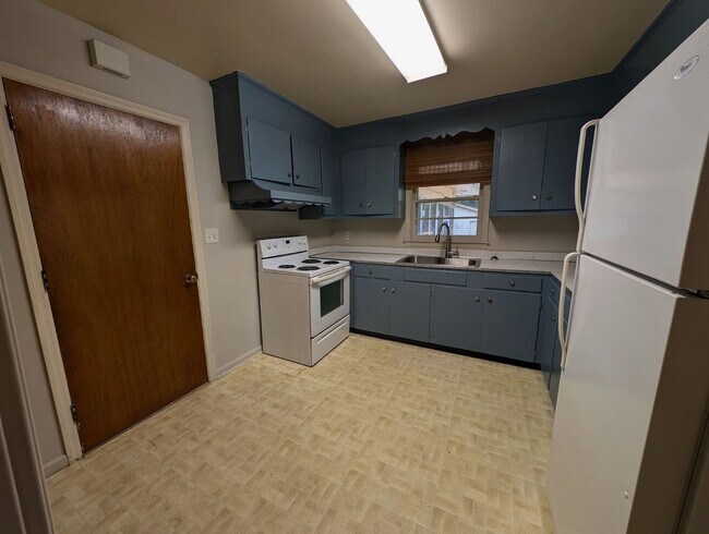 Building Photo - 170 Forest Rd