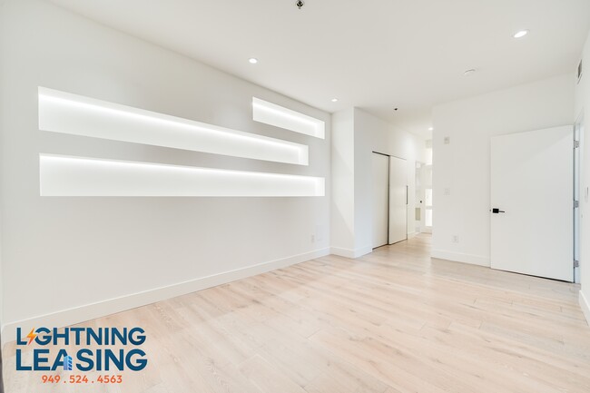 Building Photo - 8811-8815 Burton Way