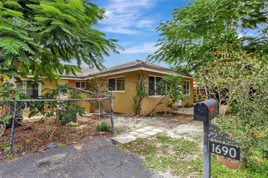 Building Photo - 1690 NE 34th Ln