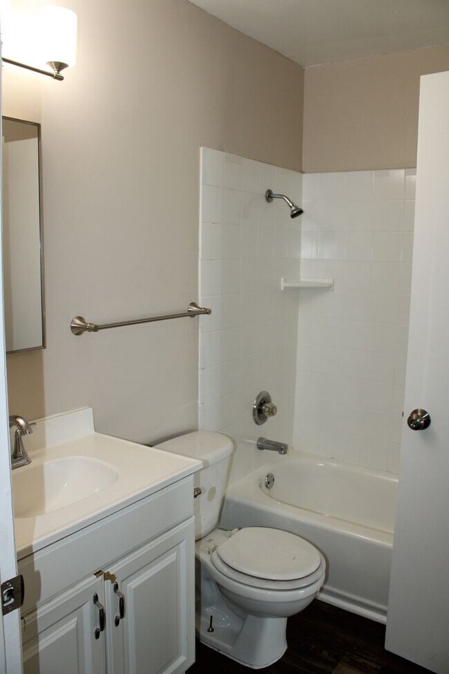 Building Photo - Updated 4 bedroom, 1 1/2 bathroom Townhome...