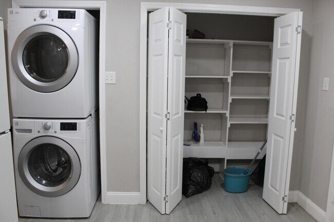 Building Photo - 5305 Southlea St