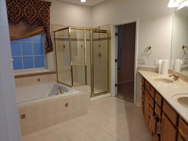 Building Photo - 2414 Manal Way