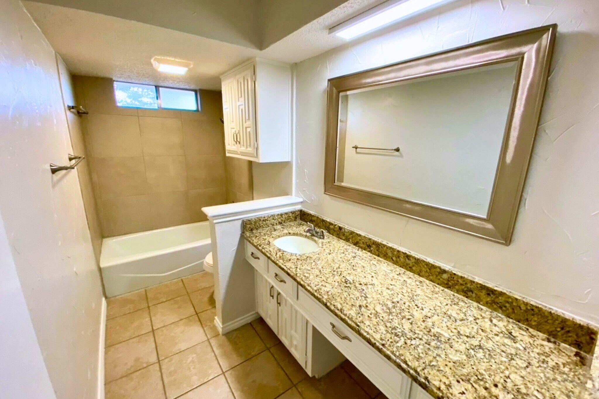 Full Bathroom with Tub/Shower Combo - 2917 Las Palmas Ln