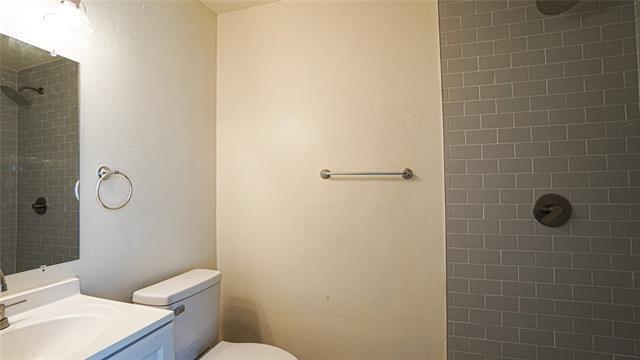 Building Photo - 1221 Cove Dr