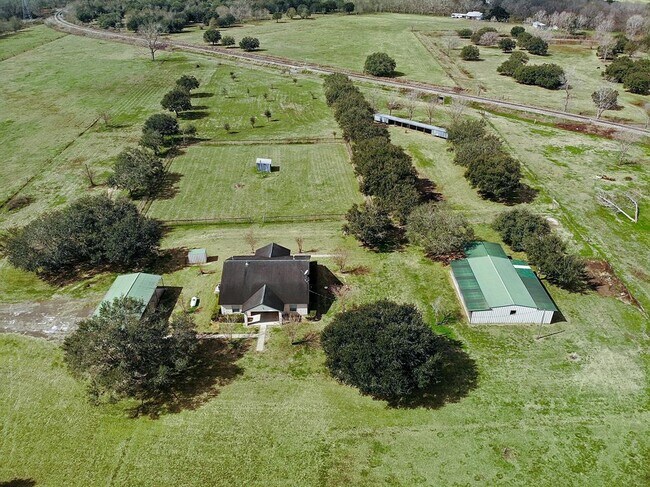 Building Photo - 1020 Thompson Oil Field Rd