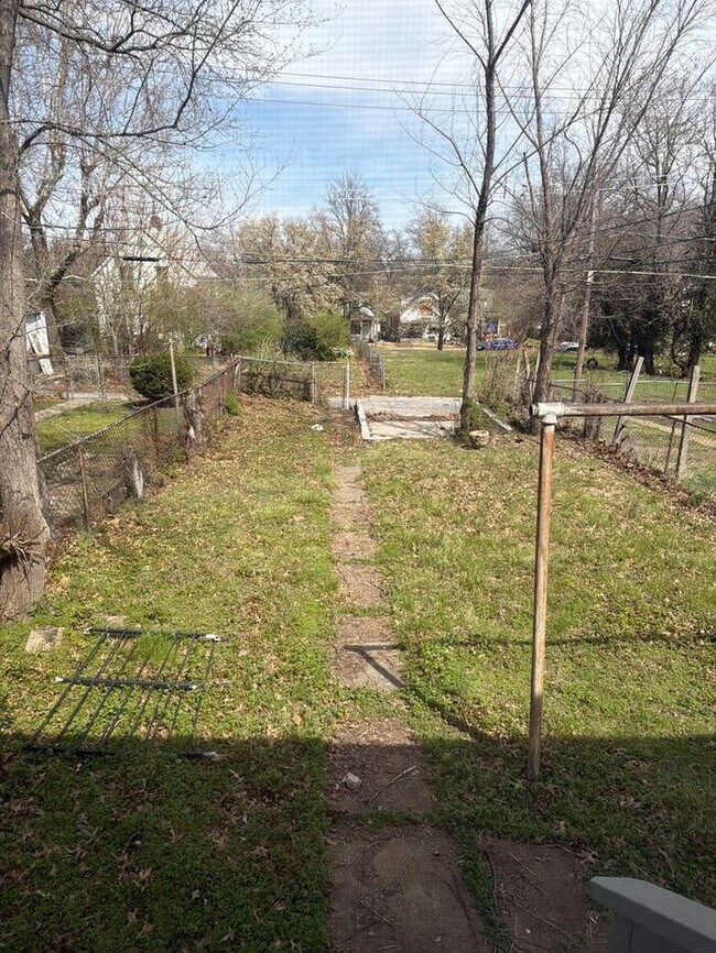 Building Photo - 2 Bedroom, 1 Bath