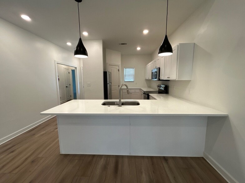 Building Photo - 244 Linden St