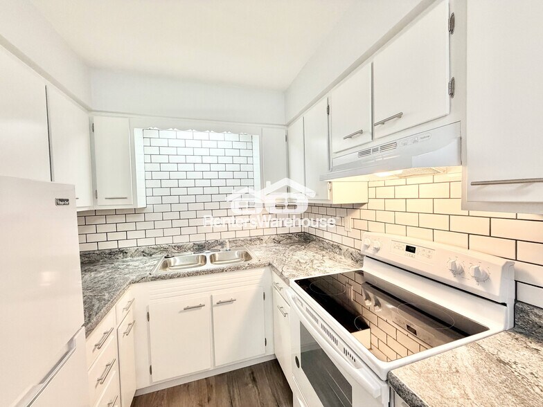 Building Photo - 211 S Green St