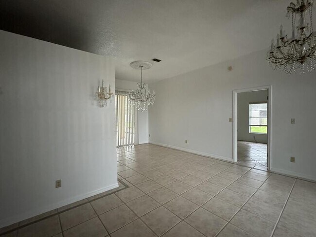 Building Photo - 664 Wyckliffe Pl