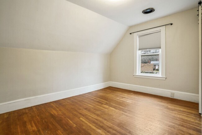 Building Photo - 16 Gordon St