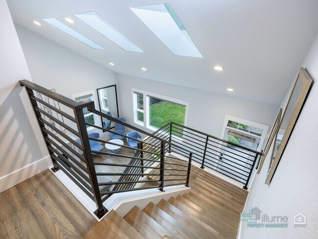 Building Photo - Fully Furnished Lake Oswego Gem!!!!