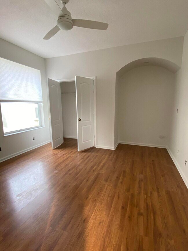 Building Photo - 880 NW Waterlily Pl