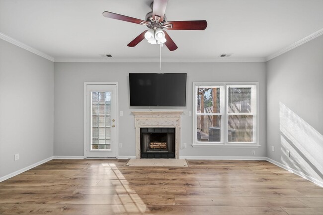 Building Photo - 729 Creekside Crescent