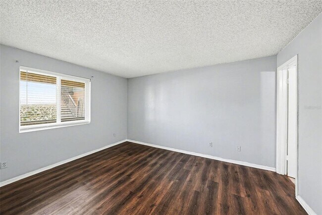 Building Photo - 550 Golden Raintree Pl