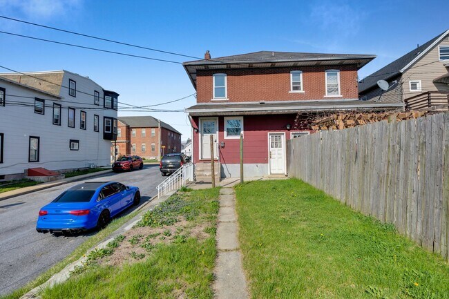 Building Photo - 1466 Main St