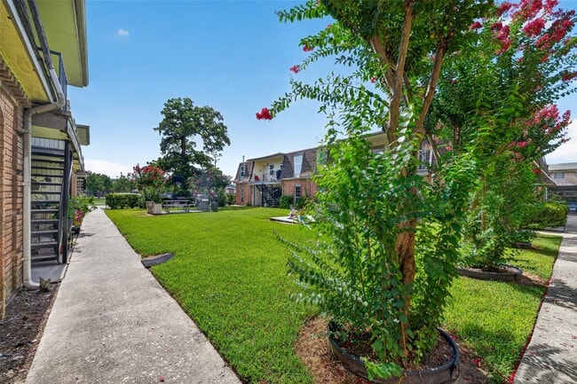 Building Photo - 1220 Shadowdale Dr