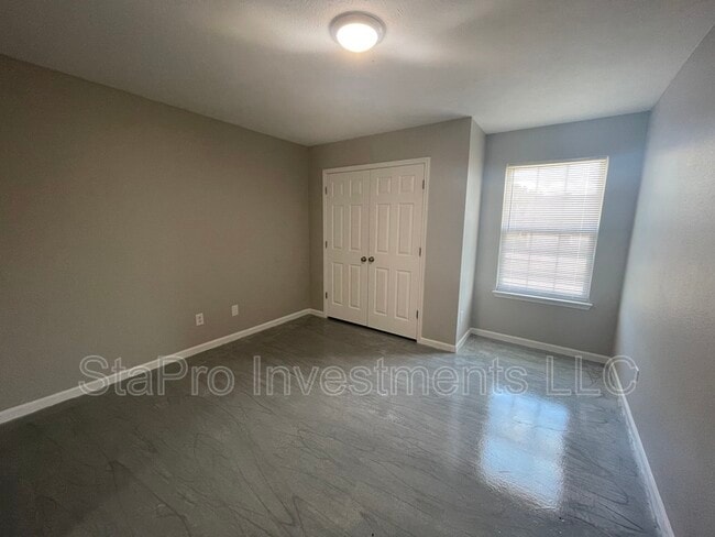 Building Photo - 125 Village Pl