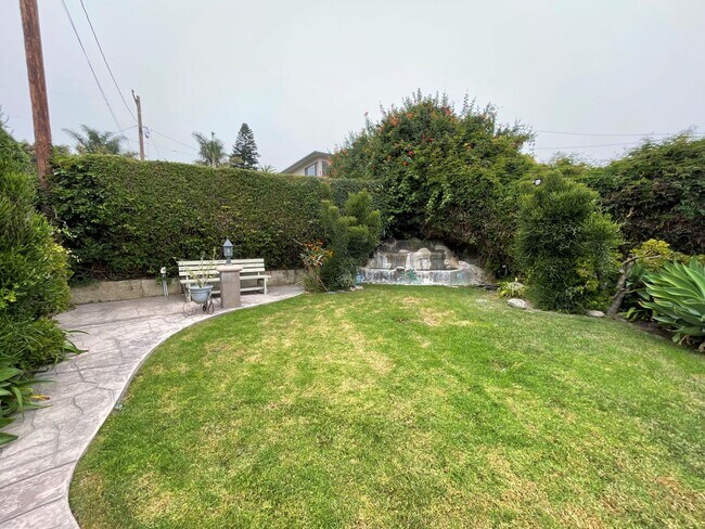 Building Photo - Downtown Ventura Bungalow with Beautiful Y...