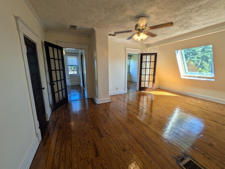 Living - 1703 S Preston St