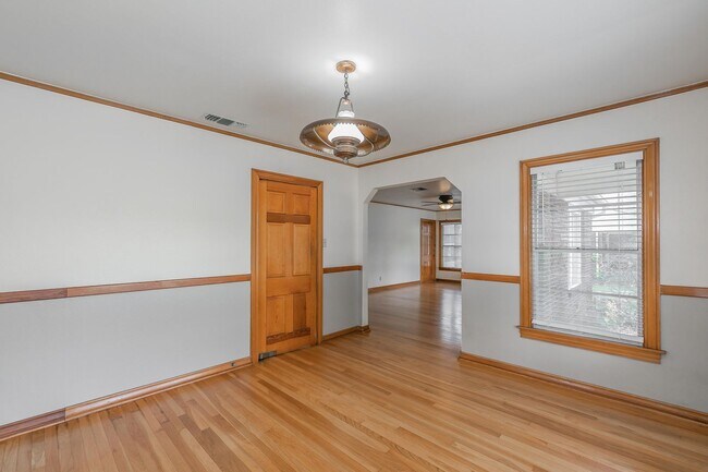 Building Photo - Charming 3 Bed, 1 Bath Cottage Near Oakhur...