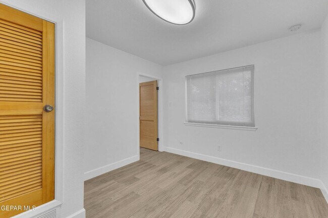 Building Photo - Come to check this beautiful house 4 bedrooms, possible 5th bed and 3 baths.