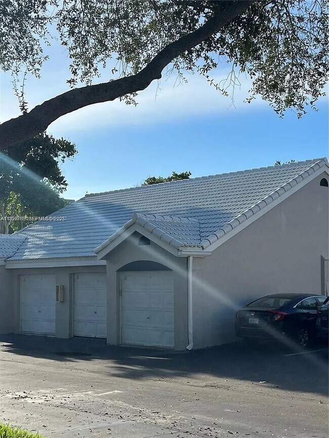 Building Photo - 2880 N Oakland Forest Dr