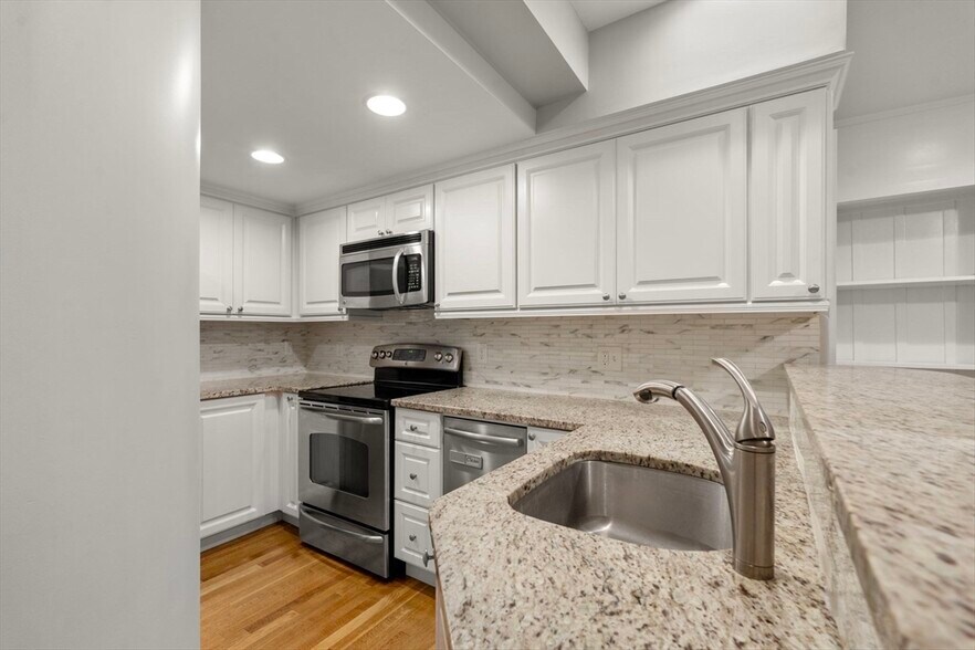 Primary Photo - 125 Beacon St