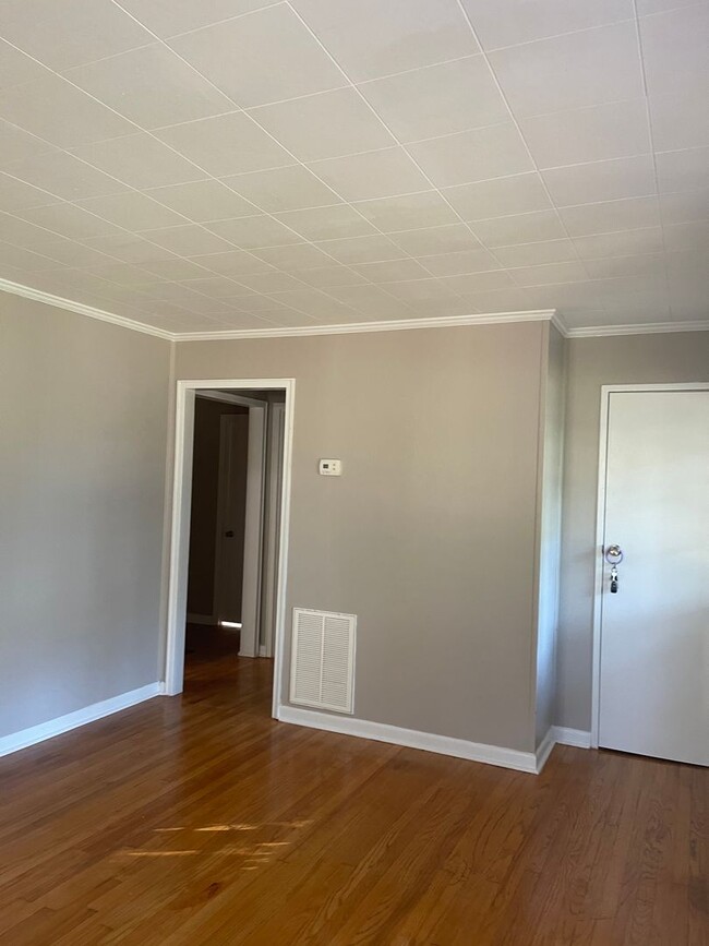 Building Photo - Available Now!!! Beautifully renovated Nor...