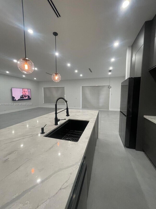 Building Photo - 5350 SW 33rd Ave