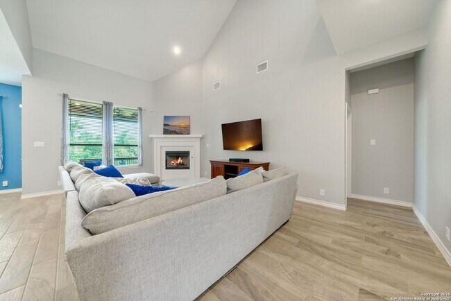 Building Photo - 4 Bedroom/3 Bath Ventana Subdivision