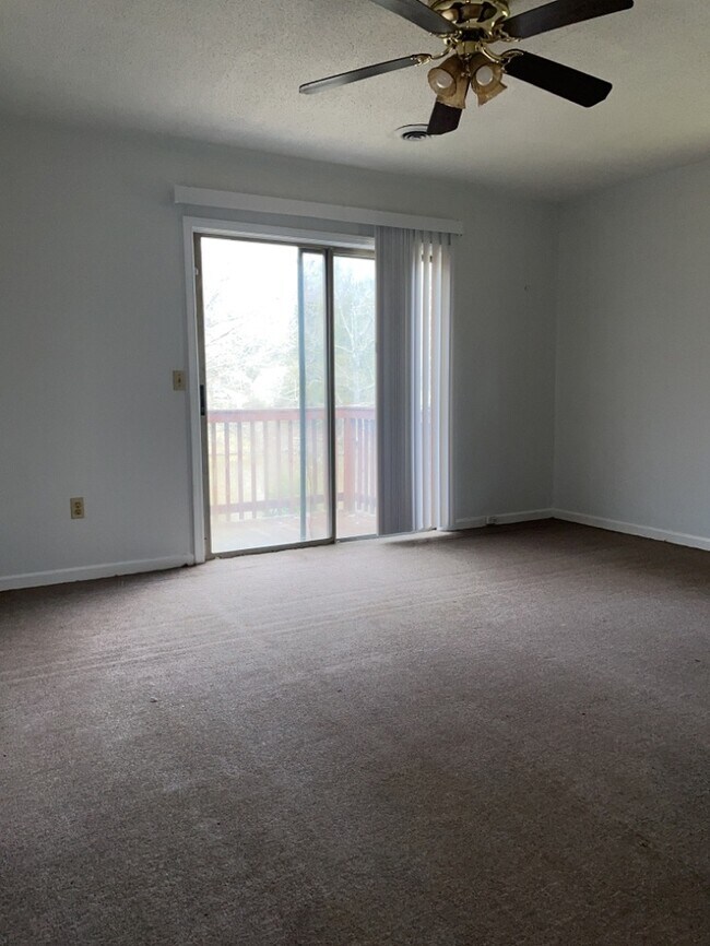 Building Photo - Broadway Lake Townhouse Style Apartment