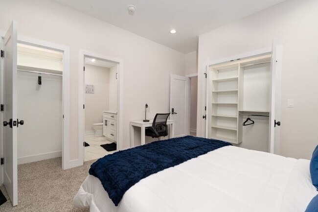 Building Photo - 3723 S Giles Ave