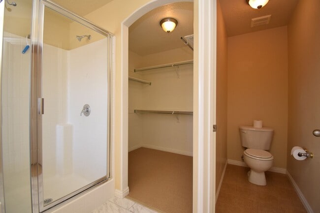 Building Photo - Charming Lakeview 3 Bed Home Near Schools & Churches!!