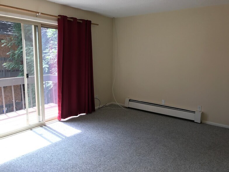 Building Photo - 1065 University Ave