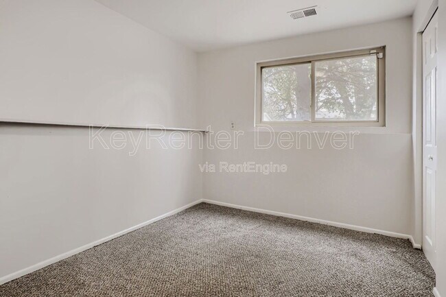 Building Photo - 949 Olathe St