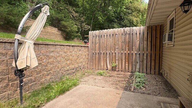 Building Photo - 8627/8635 Woodlawn Dr