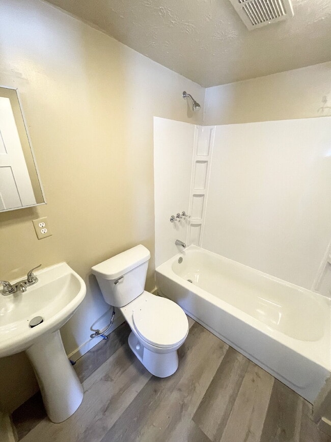 Building Photo - 3 Bedroom conveniently located near the thriving Twin Aire neighborhood