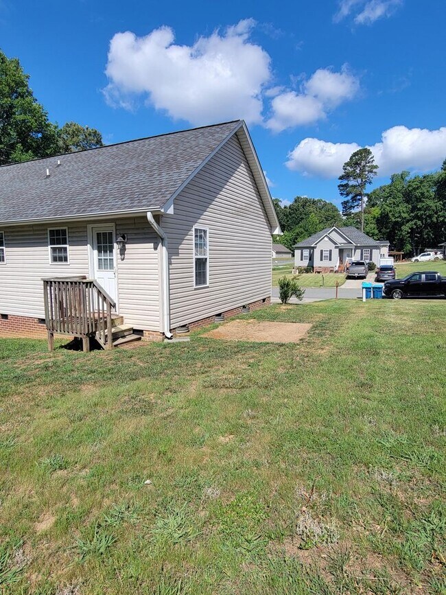 Building Photo - Beautiful three bedroom two bathroom house...