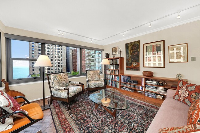 Building Photo - 247 E Chestnut St