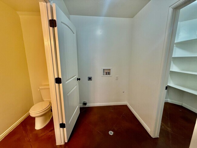 Building Photo - 3-BR Townhome Near Costco
