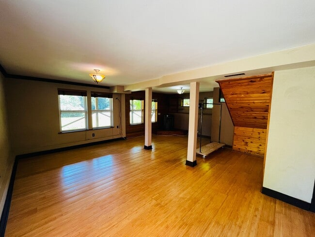 Building Photo - Wonderfully Eclectic Bainbridge Home, Perfect for Nature Lovers!