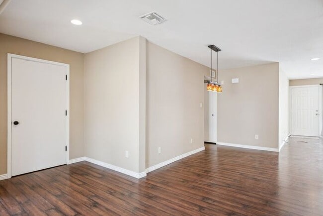 Building Photo - Cozy 2-bedroom, 1.5-bath townhome