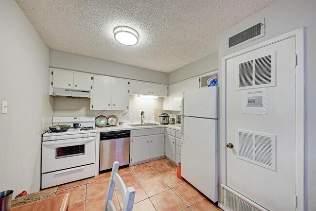 Building Photo - 803 W 28th St