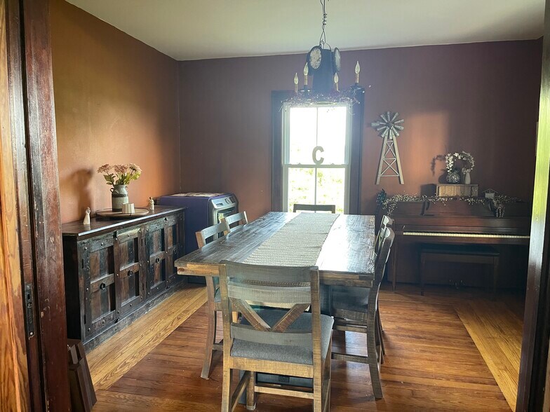 Dining room - W5198 Advance Rd