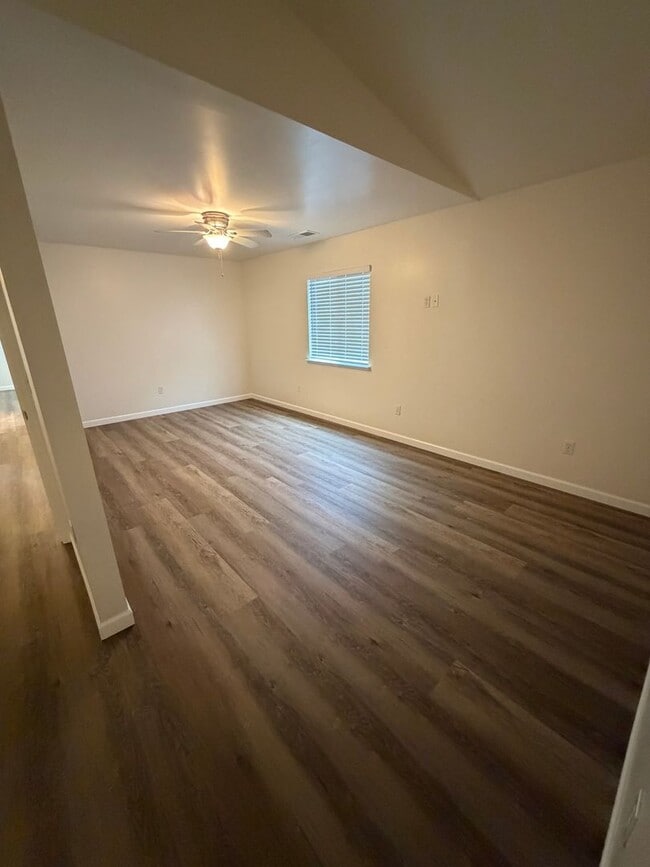 Building Photo - Sanger home