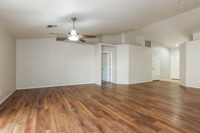 Building Photo - 4966 E Magnus Dr