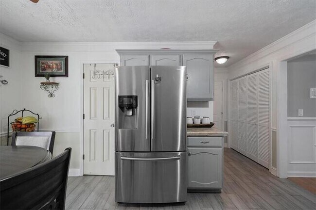 Building Photo - 4 bedroom house in Lawrenceville with cozy...