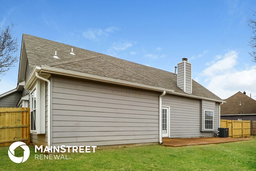 Building Photo - 7013 Juanita Cir S